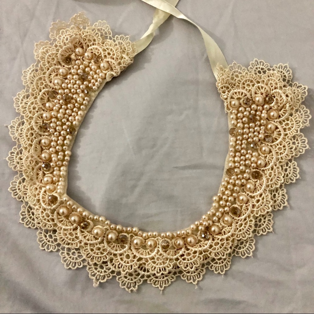 Crochet pearl collar